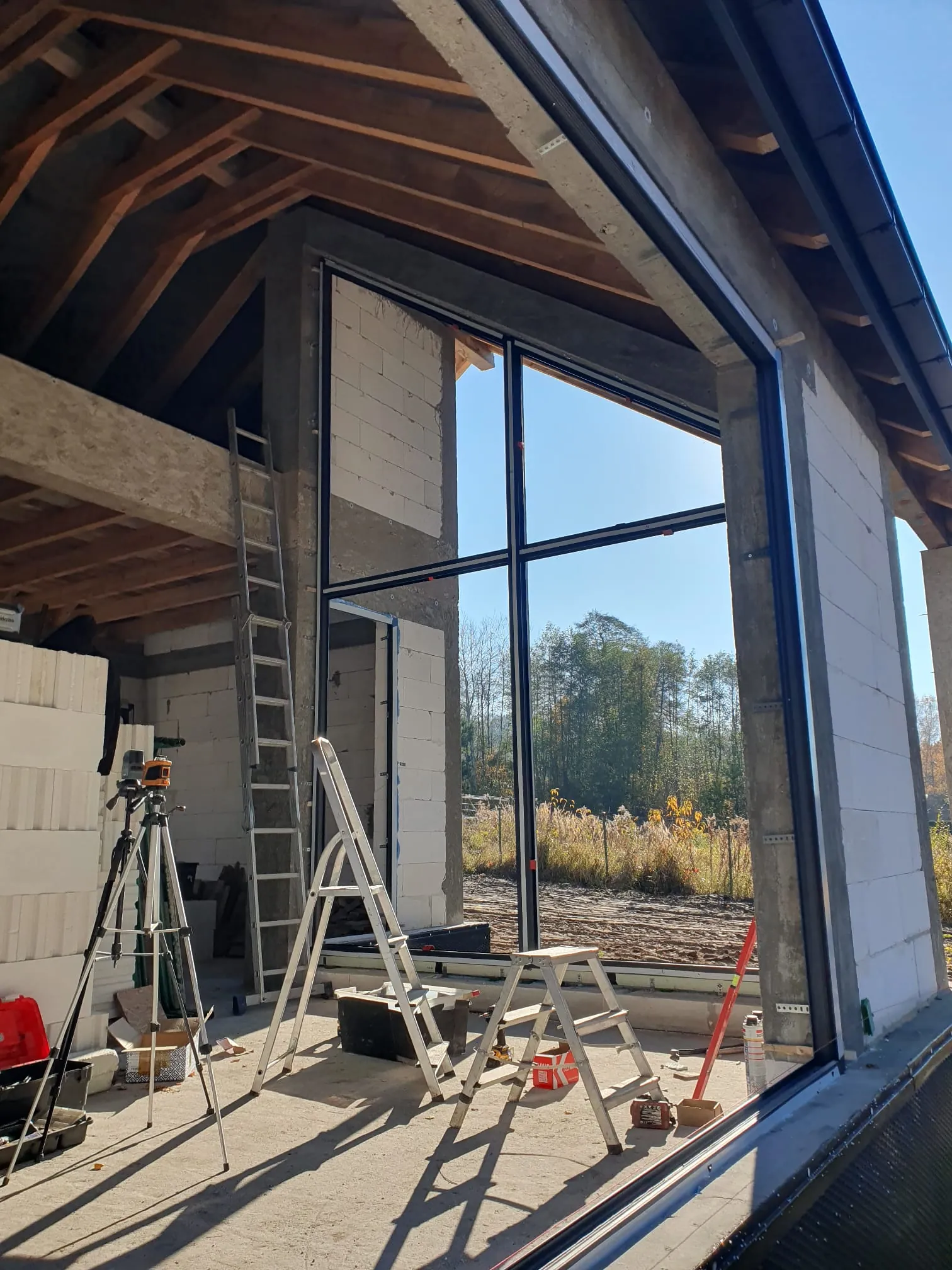 Montaż dużych przeszkleń aluminiowych